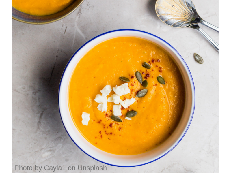 Caldo de abóbora cambotiá e gorgonzola com óleo de gergelim